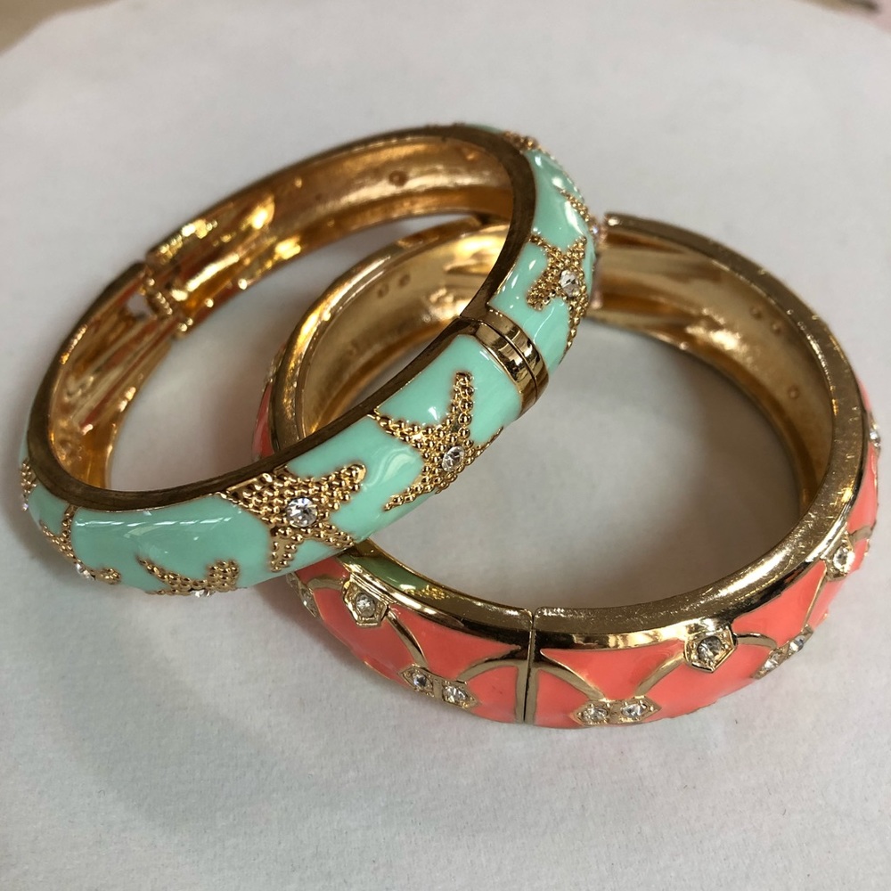 Pair of elegant hinged bracelets